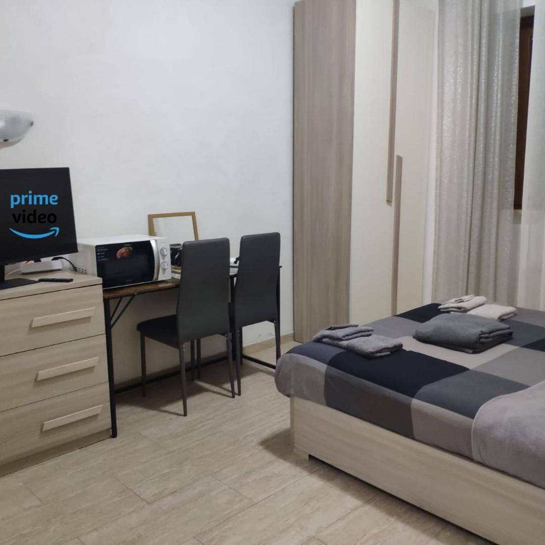 Hospedagem domiciliar Deluxe - Close To Metro C Torrenova Station Roma