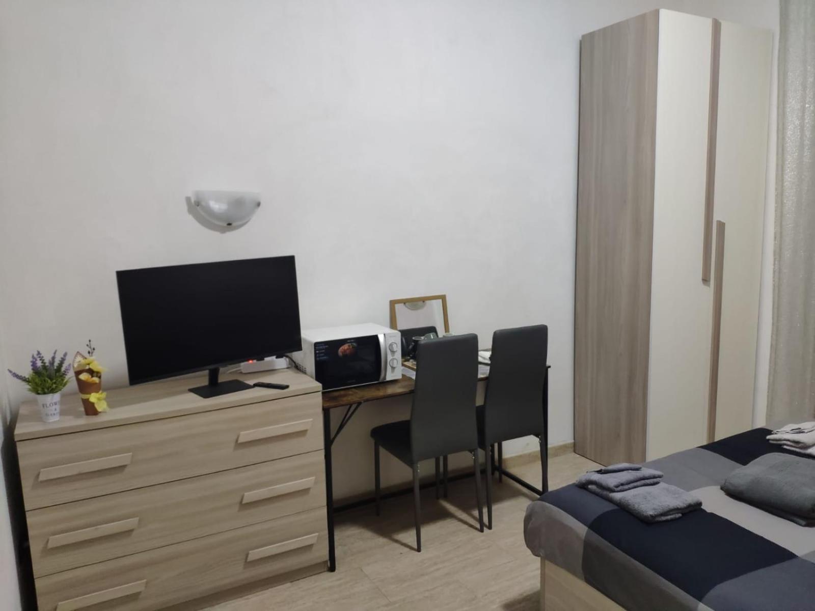 Hospedagem domiciliar Deluxe - Close To Metro C Torrenova Station Roma